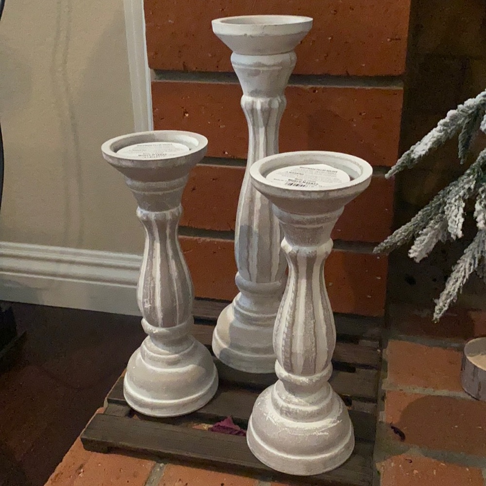 Whitewash pillar holder